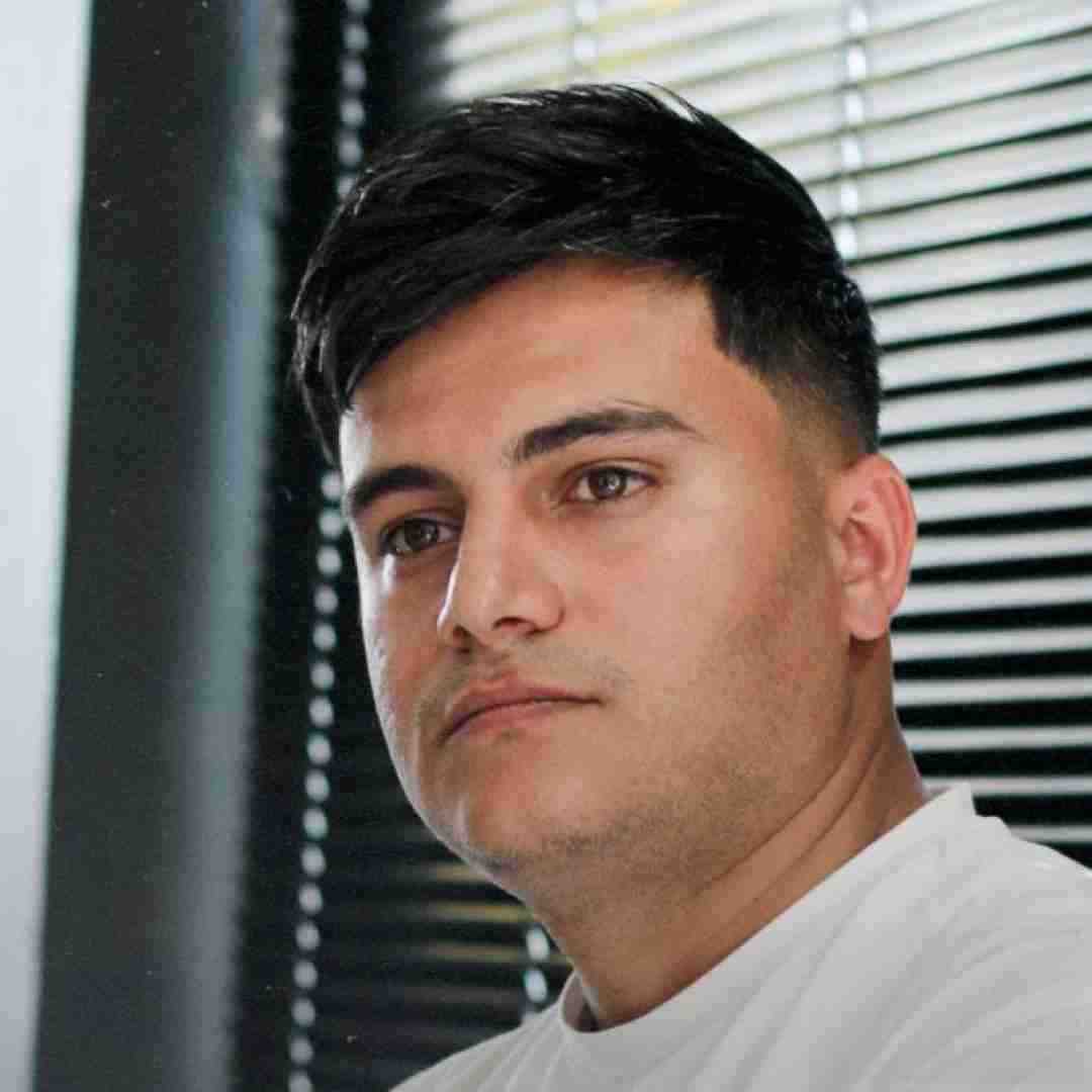 رامین کرمی یه شو یه استوری نم نویسم حلالم بکه