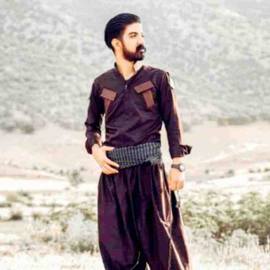 میلاد غلامی یقه باز مانتو کوتاه تهران یا استانبول