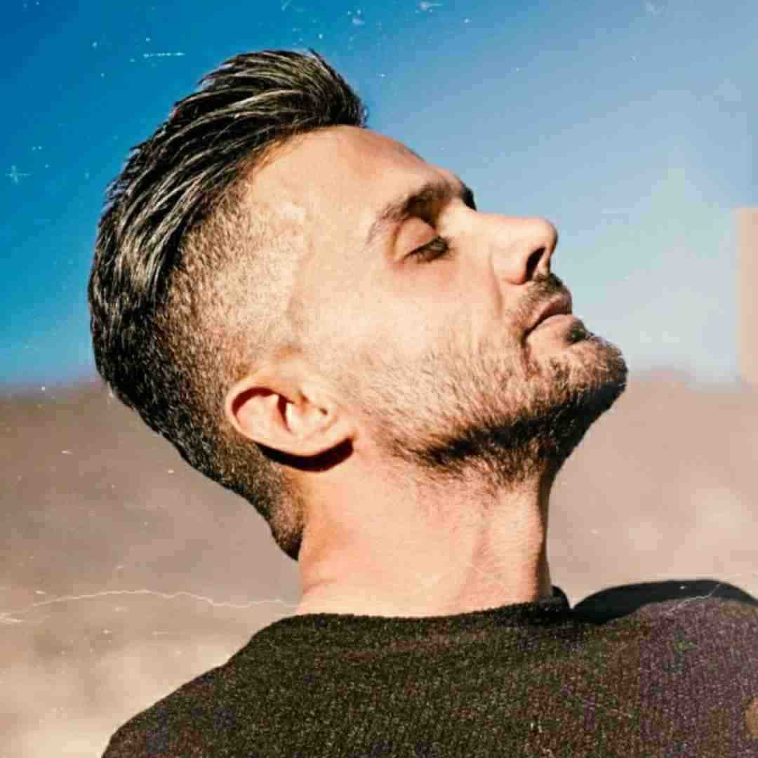 ابی عالی مو فرفری چشمون خماری