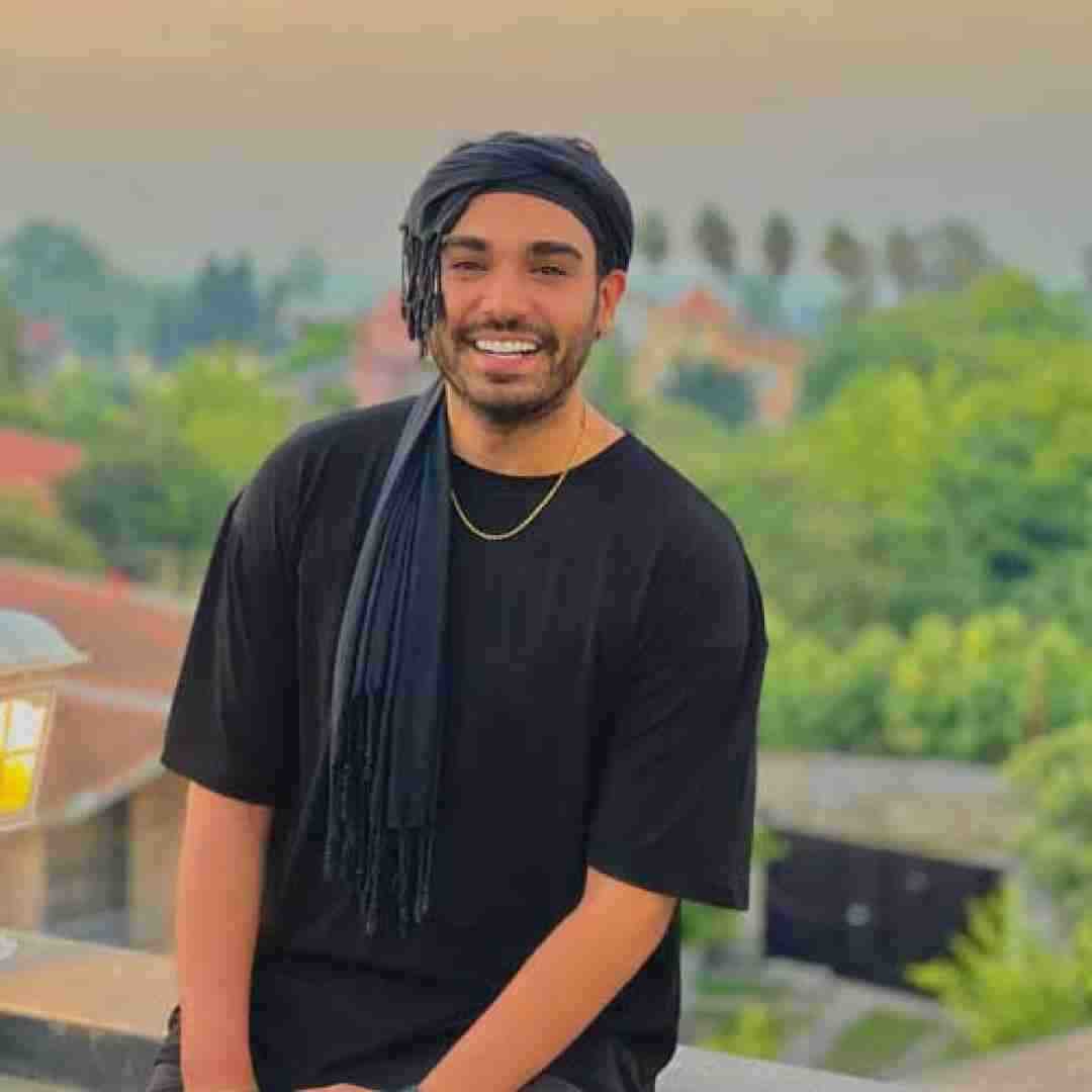 سینا درخشنده بارون بارونه روی گونه های تو چه قشنگه