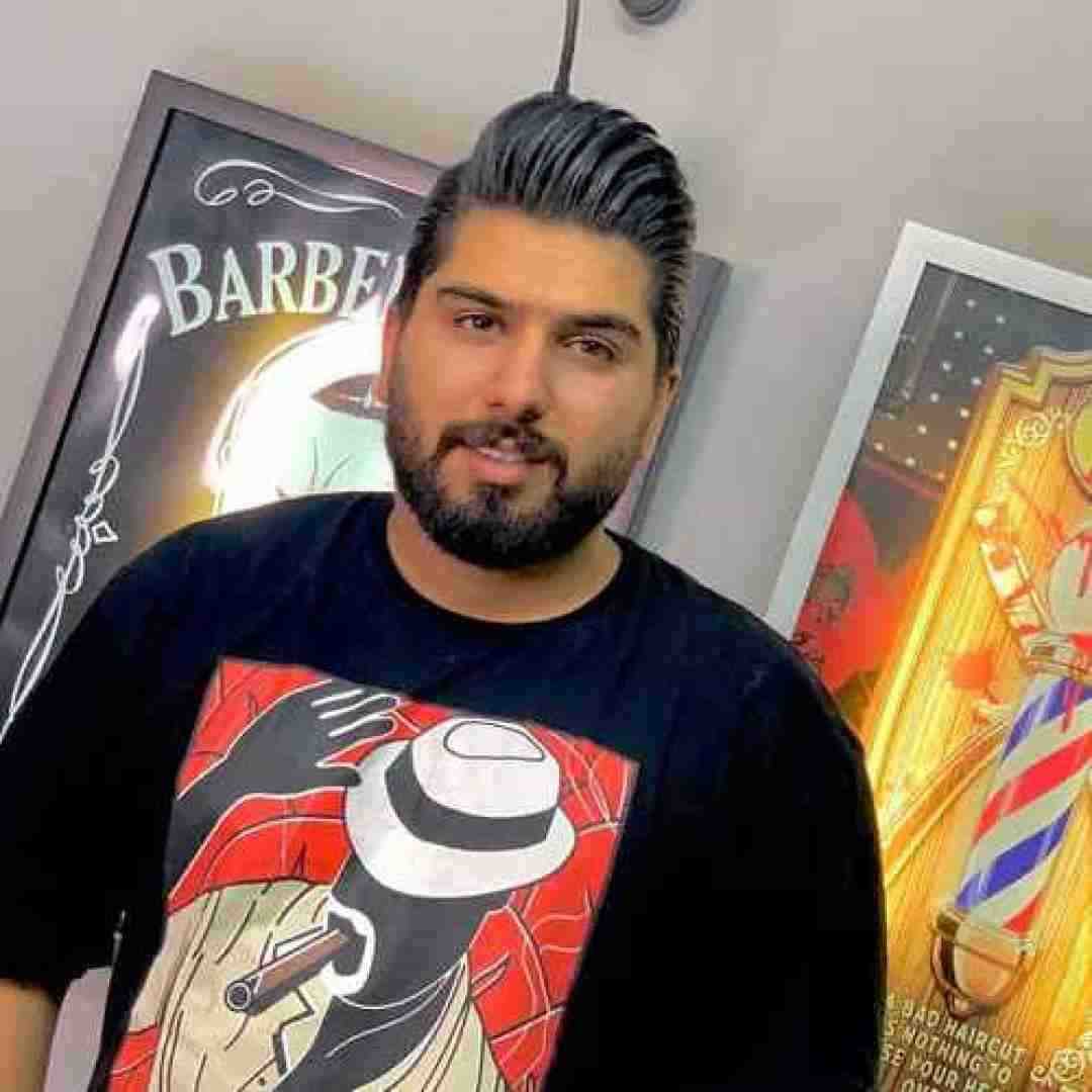 مجید احمدی بشنوستمه تی دست حلقه نشونه