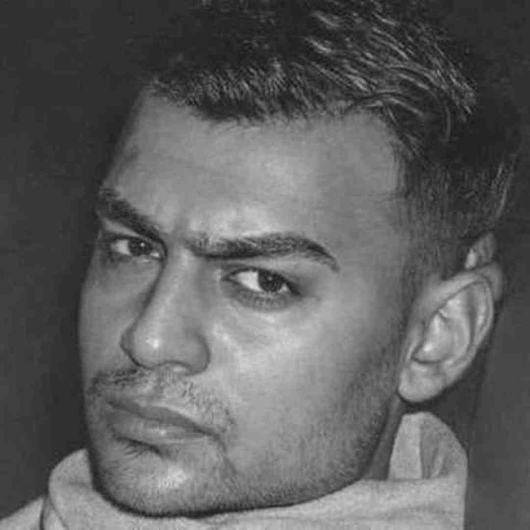 روح الله کرمی گشتی عکسیلد و ناو ای شاره دس و دسه