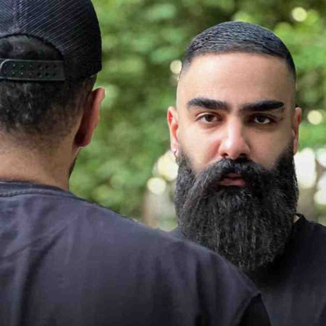 علی میر عشق من چیزی بگو بزار بمونم پیشت