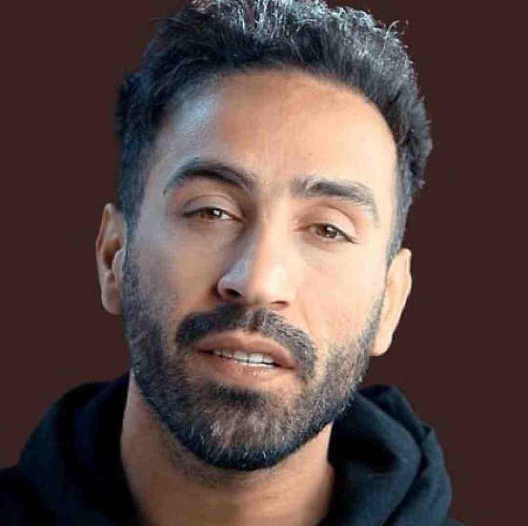 احمد سلو از خودم عکس میگیرم خودم خودمو بغل میگیرم