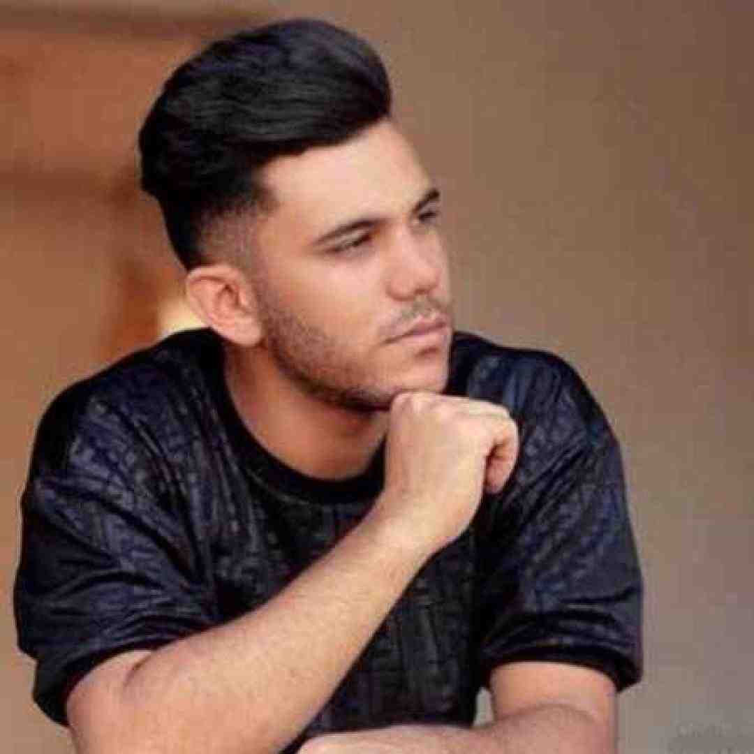 پیام عباسی یه اتاق تم تاریک وناو ای چهار دیواری