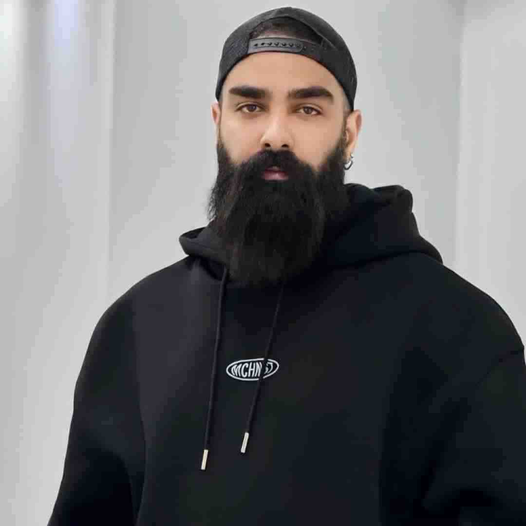 علی میر شده یه عادت میگن هی جایی نری