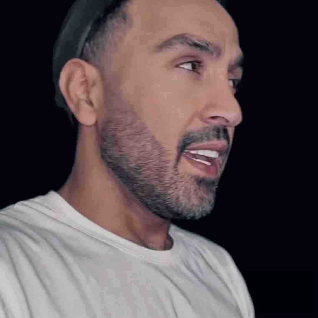 احمد سلو خودم عکس میگیرم خودم خودمو بغل میگیرم