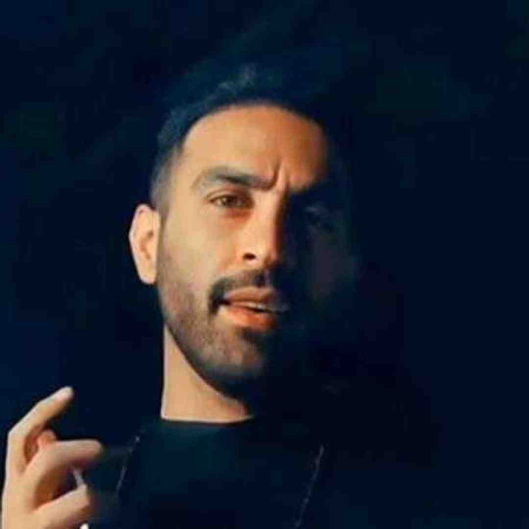 احمد سلو میزنه بارون رو تن شیشه انگار رو قلبم میزنه تیشه