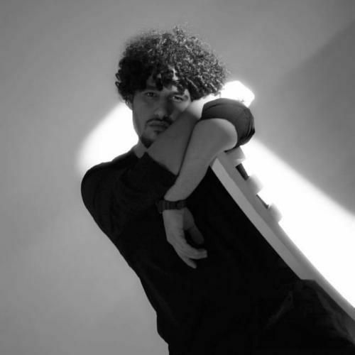 امیر ماهان میگم تموم شاعرا برای تو غزل بگن