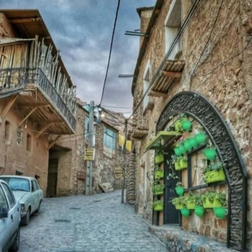 دانلود آهنگ یادمه واست میفرستادم قلب قرمز بایو پیجت دیدم یه قلب مشکی